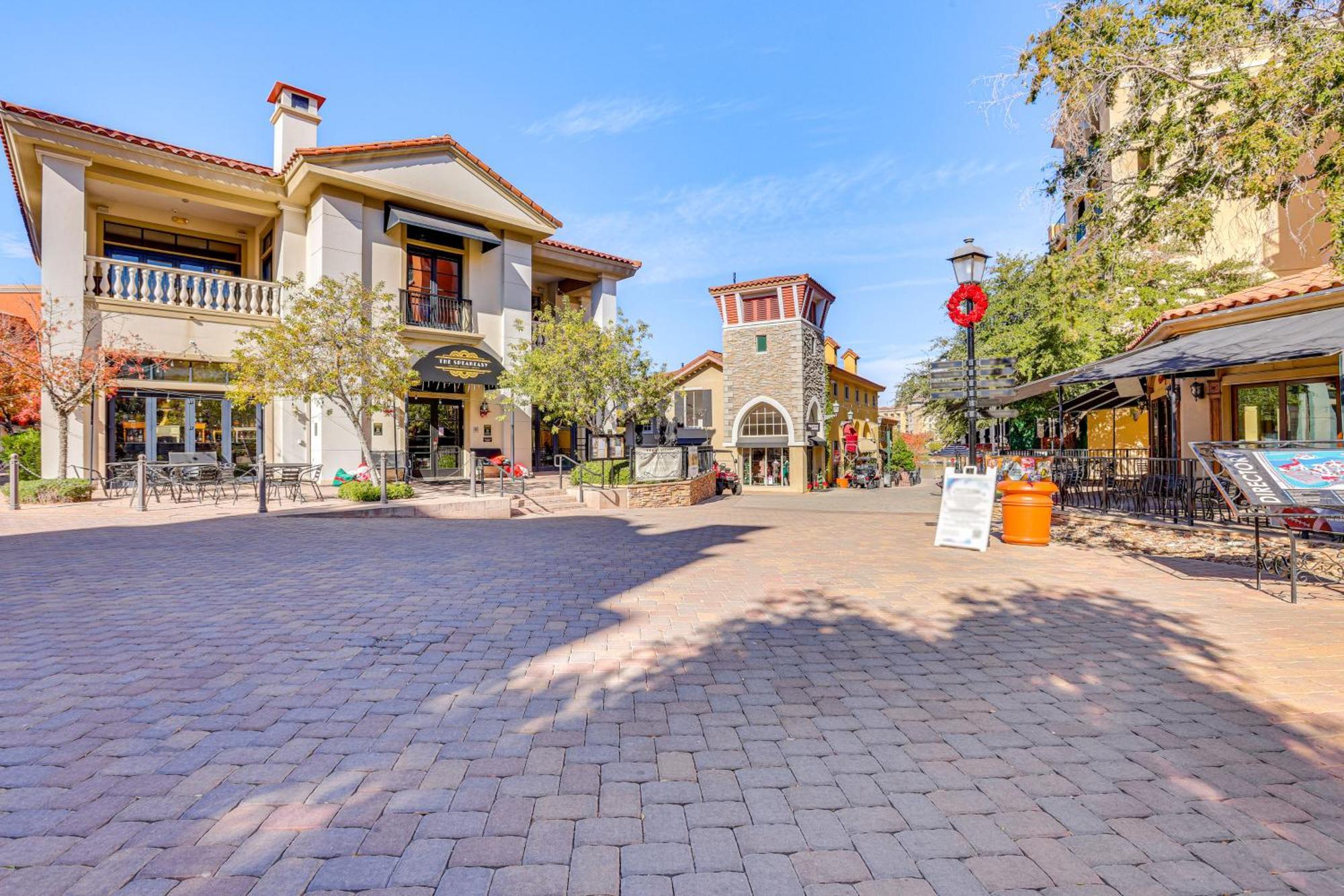 Charming Retreat On Vegas With Pool Access!