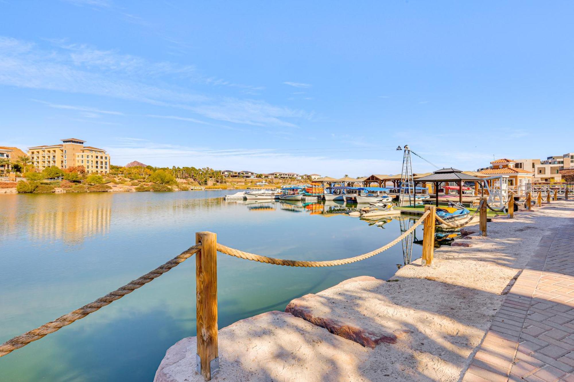 Charming Retreat On Vegas With Pool Access! Apartment